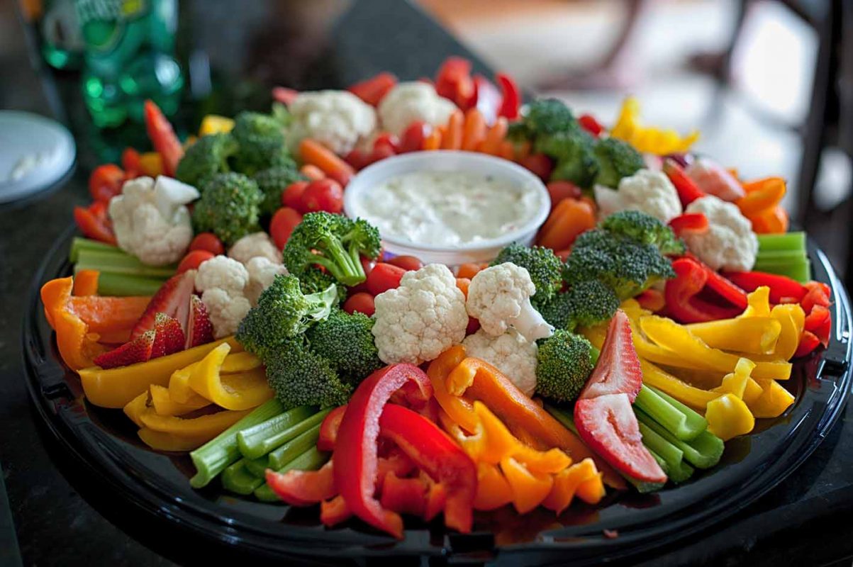 A vegetable tray with broccoli, cauliflower and pepper